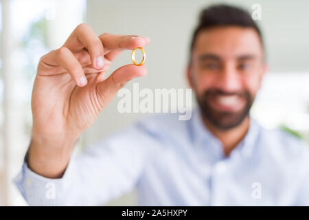 Bel homme souriant et montrant la bague alliance mariage Banque D'Images