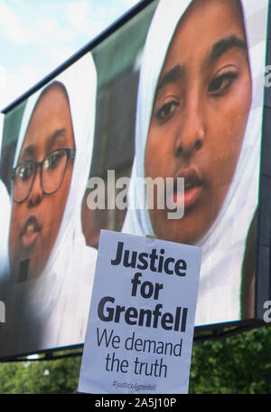 Marche silencieuse et veillée pour commémorer le deuxième anniversaire de la catastrophe, l'incendie de la tour de Grenfell, où 72 personnes sont mortes le 14 juin 2017 dans la région de Notting Hill Banque D'Images