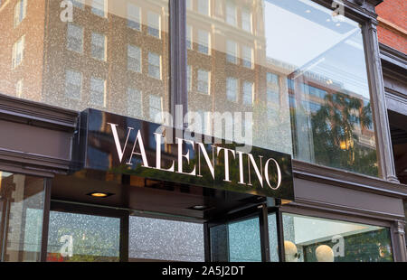 Valentino boutique en avant de Newbury Street et de Berkeley Street, quartier de Back Bay, Boston, Massachusetts, USA Banque D'Images