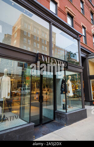 Valentino boutique en avant de Newbury Street et de Berkeley Street, quartier de Back Bay, Boston, Massachusetts, USA Banque D'Images