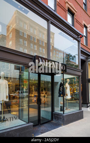 Valentino boutique en avant de Newbury Street et de Berkeley Street, quartier de Back Bay, Boston, Massachusetts, USA Banque D'Images