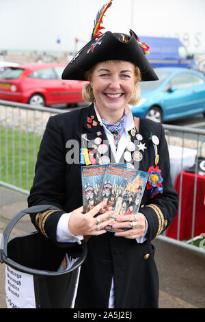 Une dame vendant des programmes à l'Hastings Borough HBBS Bonfire Society 2019 Banque D'Images