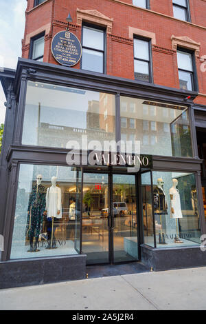 Valentino boutique en avant de Newbury Street et de Berkeley Street, quartier de Back Bay, Boston, Massachusetts, USA Banque D'Images
