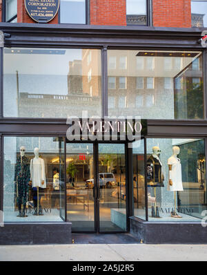 Valentino boutique en avant de Newbury Street et de Berkeley Street, quartier de Back Bay, Boston, Massachusetts, USA Banque D'Images