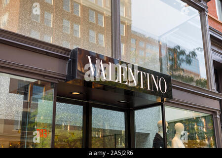 Valentino boutique en avant de Newbury Street et de Berkeley Street, quartier de Back Bay, Boston, Massachusetts, USA Banque D'Images