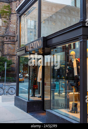 Valentino boutique en avant de Newbury Street et de Berkeley Street, quartier de Back Bay, Boston, Massachusetts, USA Banque D'Images