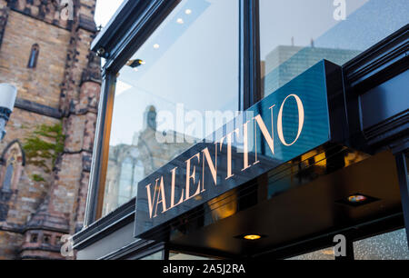 Valentino boutique en avant de Newbury Street et de Berkeley Street, quartier de Back Bay, Boston, Massachusetts, USA Banque D'Images