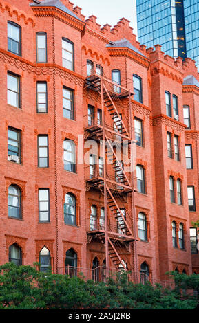 Un escalier de secours métallique externe typique des échelles sur un bâtiment en briques rouges dans le quartier Back Bay de Boston, Massachusetts, New England, USA Banque D'Images