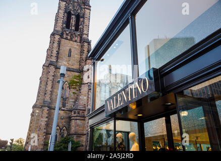 Valentino boutique en avant de Newbury Street et de Berkeley Street et de l'église de l'Alliance, quartier de Back Bay, Boston, Massachusetts, USA Banque D'Images
