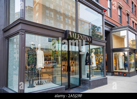 Valentino boutique en avant de Newbury Street et de Berkeley Street, quartier de Back Bay, Boston, Massachusetts, USA Banque D'Images