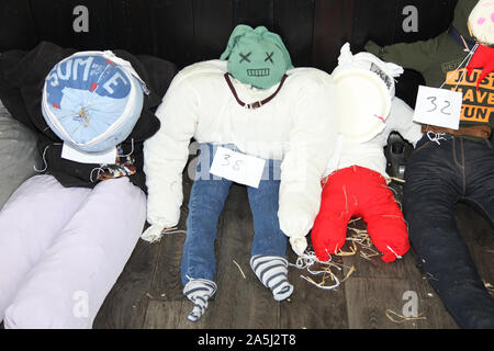 Une collection de mecs bourrés qui attendent d'être jugés par le maire de Hastings dans un bâtiment de Guy Fawkes alors la concurrence pour être jeté sur le bûcher, 2019 Banque D'Images