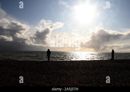 Côte de Dégustation, silhouette de personnes sur la plage contre un coucher de soleil spectaculaire se reflétant sur la mer, 2019 avec espace de copie Banque D'Images