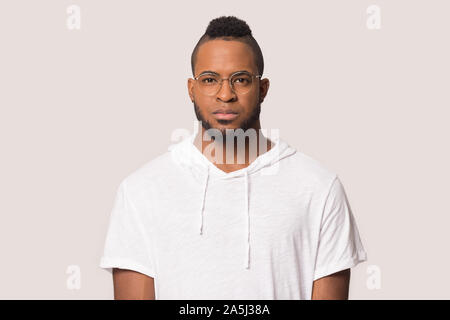 Portrait Portrait de l'homme graves en posant des lunettes biracial Banque D'Images