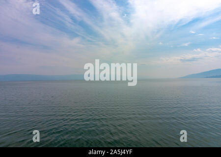 Vue sur mer de Galilée à partir de la le ferry local, le lac de Tibériade en Israël, où la pratique de Jésus, le royaume des cieux Banque D'Images