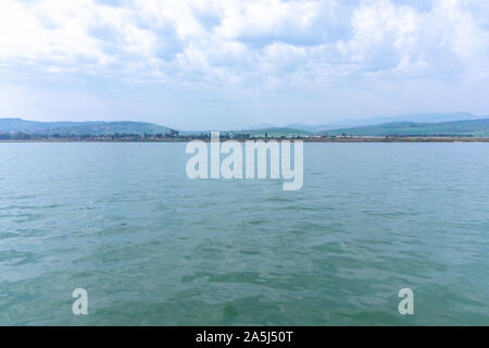 Vue sur mer de Galilée à partir de la le ferry local, le lac de Tibériade en Israël, où la pratique de Jésus, le royaume des cieux Banque D'Images