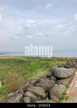 Vue sur mer de Galilée à partir de la le ferry local, le lac de Tibériade en Israël, où la pratique de Jésus, le royaume des cieux Banque D'Images