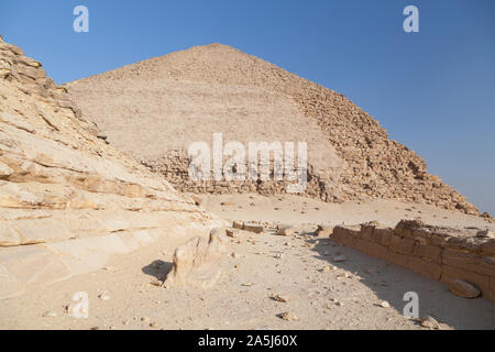 L'Egypte, dashur, Sneferu's pyramide rhomboïdale. Banque D'Images