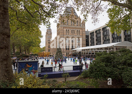 Mettre en place une patinoire en face de l'histoire naturelle de Londres, Angleterre, Royaume-Uni. Banque D'Images