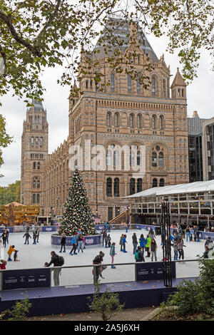 Mettre en place une patinoire en face de l'histoire naturelle de Londres, Angleterre, Royaume-Uni. Banque D'Images