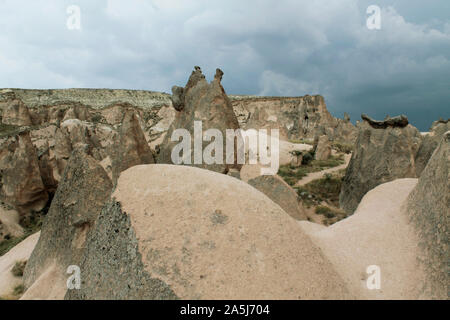 Les formations rocheuses en Cappadoce, Turquie. Les montagnes et les arbres verts. Ciel d'orage avant la pluie Banque D'Images