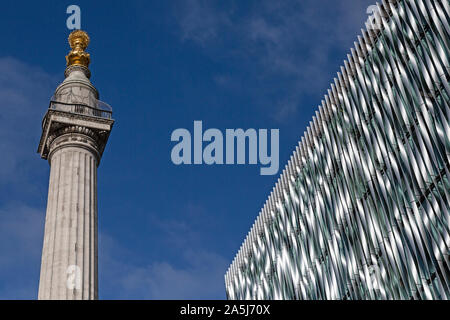 Le sommet du monument, construit dans les années 1670, et ils nouveau monument de nouvelle construction, inauguré en 2019, à 11-19 Monument Street, London, England, UK. Banque D'Images