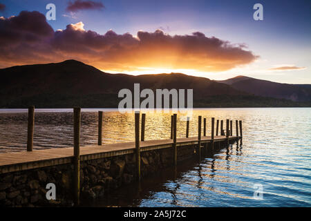 Coucher de soleil sur l'eau d'Ashness Derwent landing stage, Lake District, Cumbria, England, UK Banque D'Images