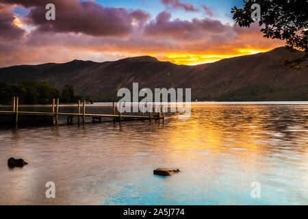 Coucher de soleil sur l'eau d'Ashness Derwent landing stage, Lake District, Cumbria, England, UK Banque D'Images