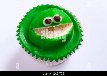 Grenouille verte gâteau cupcake isolé sur fond blanc Banque D'Images