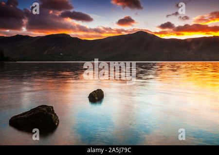 Coucher de soleil sur l'eau d'Ashness Derwent landing stage, Lake District, Cumbria, England, UK Banque D'Images