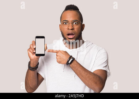 Choqué African American man afficher l'écran du téléphone cellulaire Banque D'Images