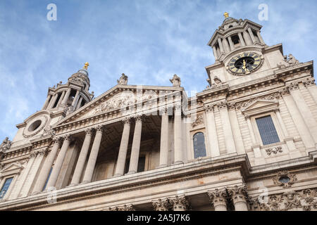 Façade principale de la Cathédrale St Paul, Londres, Royaume-Uni Banque D'Images