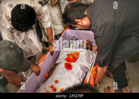 Dhaka, Bangladesh. 21 Oct, 2019. (NOTE DU RÉDACTEUR : Image représente la mort) peintre de renommée internationale du Bangladesh Kalidas Karmakar est décédé à Paris le 17 octobre, 2019. Il avait 73 ans. Karmakar avait subi un arrêt cardiaque dans l'après-midi à son domicile. Aujourd'hui, il a été conduit à la Faculté des beaux-arts, de l'Université de Dacca pour la dernière fois et plus tard il a été emmené au centre de Shaheed Minar ouvrir pour personnes à payer avant l'enterrement. (Photo de Md. Rakibul Hasan/Pacific Press) Credit : Pacific Press Agency/Alamy Live News Banque D'Images