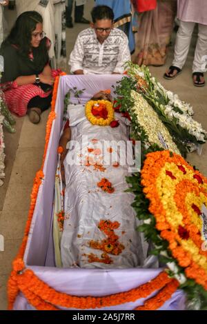 Dhaka, Bangladesh. 21 Oct, 2019. (NOTE DU RÉDACTEUR : Image représente la mort) peintre de renommée internationale du Bangladesh Kalidas Karmakar est décédé à Paris le 17 octobre, 2019. Il avait 73 ans. Karmakar avait subi un arrêt cardiaque dans l'après-midi à son domicile. Aujourd'hui, il a été conduit à la Faculté des beaux-arts, de l'Université de Dacca pour la dernière fois et plus tard il a été emmené au centre de Shaheed Minar ouvrir pour personnes à payer avant l'enterrement. (Photo de Md. Rakibul Hasan/Pacific Press) Credit : Pacific Press Agency/Alamy Live News Banque D'Images