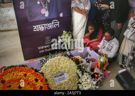 Dhaka, Bangladesh. 21 Oct, 2019. (NOTE DU RÉDACTEUR : Image représente la mort) peintre de renommée internationale du Bangladesh Kalidas Karmakar est décédé à Paris le 17 octobre, 2019. Il avait 73 ans. Karmakar avait subi un arrêt cardiaque dans l'après-midi à son domicile. Aujourd'hui, il a été conduit à la Faculté des beaux-arts, de l'Université de Dacca pour la dernière fois et plus tard il a été emmené au centre de Shaheed Minar ouvrir pour personnes à payer avant l'enterrement. (Photo de Md. Rakibul Hasan/Pacific Press) Credit : Pacific Press Agency/Alamy Live News Banque D'Images