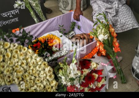 Dhaka, Bangladesh. 21 Oct, 2019. (NOTE DU RÉDACTEUR : Image représente la mort) peintre de renommée internationale du Bangladesh Kalidas Karmakar est décédé à Paris le 17 octobre, 2019. Il avait 73 ans. Karmakar avait subi un arrêt cardiaque dans l'après-midi à son domicile. Aujourd'hui, il a été conduit à la Faculté des beaux-arts, de l'Université de Dacca pour la dernière fois et plus tard il a été emmené au centre de Shaheed Minar ouvrir pour personnes à payer avant l'enterrement. (Photo de Md. Rakibul Hasan/Pacific Press) Credit : Pacific Press Agency/Alamy Live News Banque D'Images