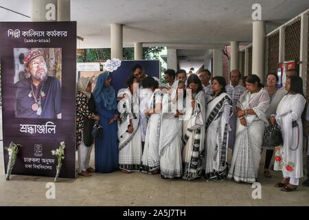 Dhaka, Bangladesh. 21 Oct, 2019. Peintre de renommée internationale du Bangladesh Kalidas Karmakar est décédé à Paris le 17 octobre, 2019. Il avait 73 ans. Karmakar avait subi un arrêt cardiaque dans l'après-midi à son domicile. Aujourd'hui, il a été conduit à la Faculté des beaux-arts, de l'Université de Dacca pour la dernière fois et plus tard il a été emmené au centre de Shaheed Minar ouvrir pour personnes à payer avant l'enterrement. (Photo de Md. Rakibul Hasan/Pacific Press) Credit : Pacific Press Agency/Alamy Live News Banque D'Images