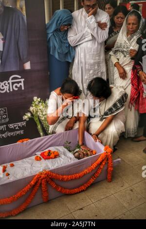 Dhaka, Bangladesh. 21 Oct, 2019. (NOTE DU RÉDACTEUR : Image représente la mort) peintre de renommée internationale du Bangladesh Kalidas Karmakar est décédé à Paris le 17 octobre, 2019. Il avait 73 ans. Karmakar avait subi un arrêt cardiaque dans l'après-midi à son domicile. Aujourd'hui, il a été conduit à la Faculté des beaux-arts, de l'Université de Dacca pour la dernière fois et plus tard il a été emmené au centre de Shaheed Minar ouvrir pour personnes à payer avant l'enterrement. (Photo de Md. Rakibul Hasan/Pacific Press) Credit : Pacific Press Agency/Alamy Live News Banque D'Images