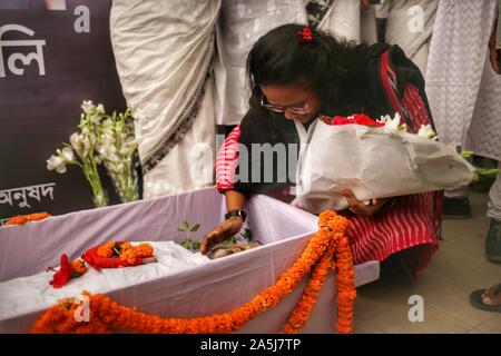 Dhaka, Bangladesh. 21 Oct, 2019. (NOTE DU RÉDACTEUR : Image représente la mort) peintre de renommée internationale du Bangladesh Kalidas Karmakar est décédé à Paris le 17 octobre, 2019. Il avait 73 ans. Karmakar avait subi un arrêt cardiaque dans l'après-midi à son domicile. Aujourd'hui, il a été conduit à la Faculté des beaux-arts, de l'Université de Dacca pour la dernière fois et plus tard il a été emmené au centre de Shaheed Minar ouvrir pour personnes à payer avant l'enterrement. (Photo de Md. Rakibul Hasan/Pacific Press) Credit : Pacific Press Agency/Alamy Live News Banque D'Images