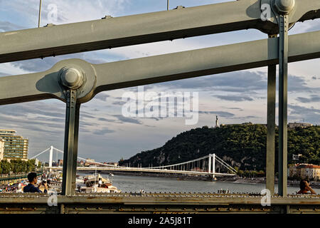 Budapest, Hongrie. 16 août, 2019. Le Pont Elisabeth reliant Buda et Pest sur le Danube à Budapest, Hongrie. Banque D'Images