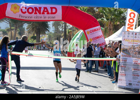 Palerme, Italie. 20 Oct, 2019. L'exécution de la Sicile 2019 - Anna Incerti remporte le Semi Marathon à Palerme. (Photo de Antonio Melita/Pacific Press) Credit : Pacific Press Agency/Alamy Live News Banque D'Images