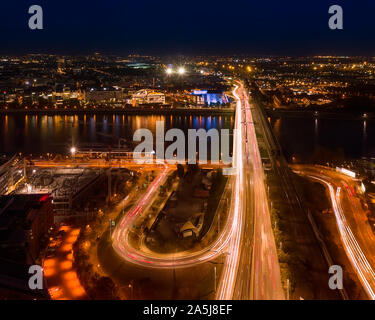 Rakoczi bridge à Budapest avec coucher de soleil et feux de circulation. Budapest, Hongrie. Info park Banque D'Images