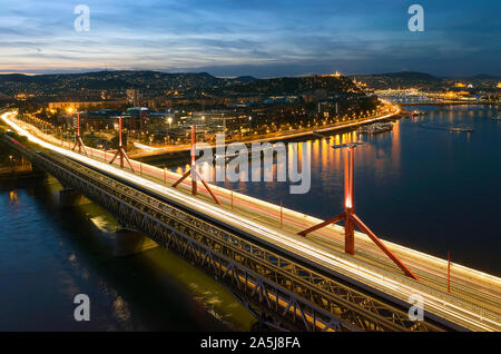 Rakoczi bridge à Budapest avec coucher de soleil et feux de circulation. Budapest, Hongrie. Info park Banque D'Images