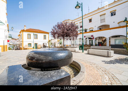 Fontaine sur la place principale d'Alcoutim, Algarve, ville frontière de Portugal Banque D'Images