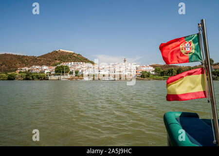 Sanlucar de Guadiana en photo de l'espagnol - portugais boder qui est la rivière Guadiana Banque D'Images