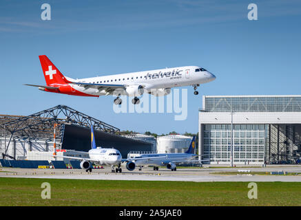 Munich, Allemagne - le 18 septembre. 2019 : Helvetic Airways Embraer ERJ-190 avec l'immatriculation HB-JVU approchant pour le sud de la piste 08R Banque D'Images