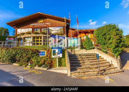 Grindelwald, Suisse - le 10 octobre 2019 : personnes près de cable car première station de relevage, chalet en bois, les montagnes des Alpes suisses, dans l'Oberland bernois, de l'Europe Banque D'Images