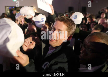 Richmond, Canada. 21 Oct, 2019. Le chef du parti conservateur canadien Andrew Scheer autographes chapeaux avec le logo conservateur pour électeurs lors d'un rassemblement à Richmond, Colombie-Britannique, le 20 octobre 2019 lors de la dernière journée de la campagne électorale fédérale. Le jour de l'élection, c'est demain, 21 octobre, 2019. Photo par Heinz Ruckemann/UPI UPI : Crédit/Alamy Live News Banque D'Images