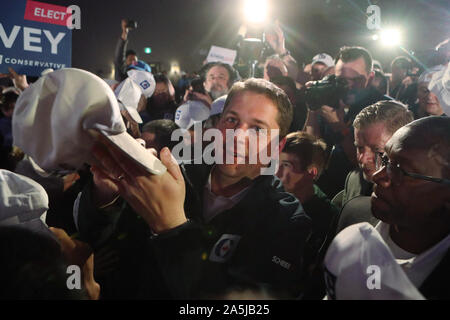 Richmond, Canada. 21 Oct, 2019. Le chef du parti conservateur canadien Andrew Scheer autographes chapeaux avec le logo conservateur pour électeurs lors d'un rassemblement à Richmond, Colombie-Britannique, le 20 octobre 2019 lors de la dernière journée de la campagne électorale fédérale. Le jour de l'élection, c'est demain, 21 octobre, 2019. Photo par Heinz Ruckemann/UPI UPI : Crédit/Alamy Live News Banque D'Images