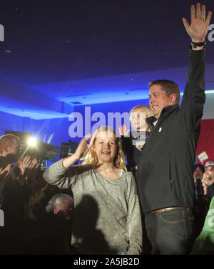 Richmond, Canada. 21 Oct, 2019. Le chef du parti conservateur canadien Andrew Scheer avec femme et deux de ses cinq enfants de Jill vague aux électeurs lors d'un rassemblement à Richmond, Colombie-Britannique, le 20 octobre 2019 lors de la dernière journée de la campagne électorale fédérale. Le jour de l'élection, c'est demain, 21 octobre, 2019. Photo par Heinz Ruckemann/UPI UPI : Crédit/Alamy Live News Banque D'Images