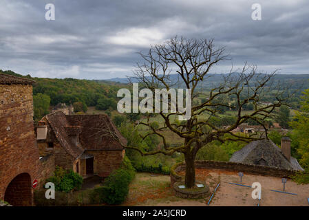 Paysage dans la vallée de la dordogne en France près de Castelnau-bretenoux Banque D'Images